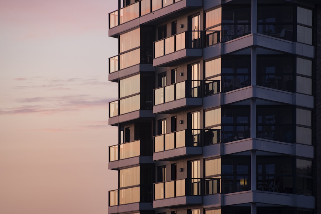 Fachada de um edifício residencial ao entardecer