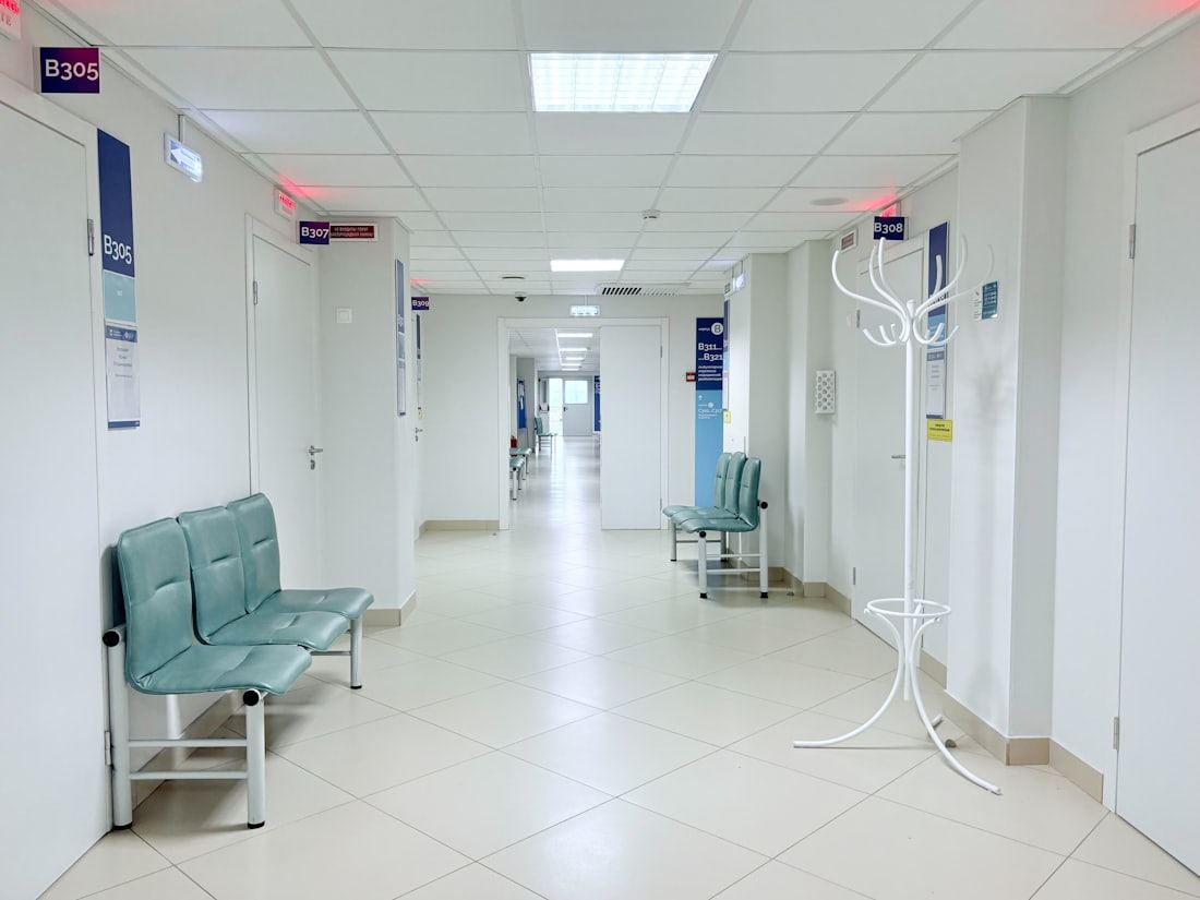 Corredor de hospital com bancos de espera